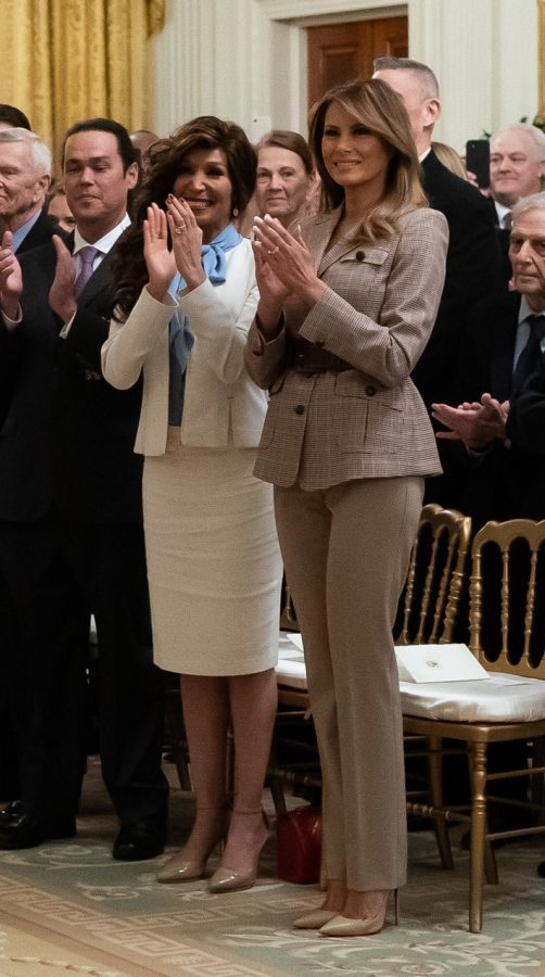 Melania Trump裤装配女王细高跟翘腿坐姿(2/6)