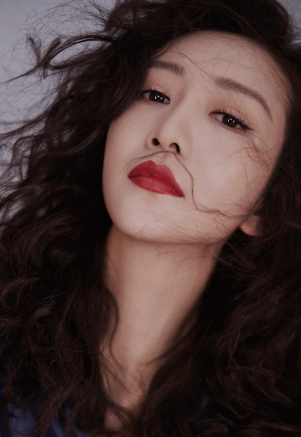 王鸥姐美脸盯屏摄影(4/6)