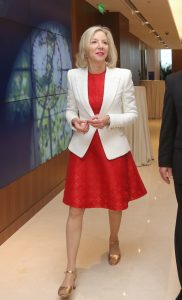 宾大校长Amy Gutmann肉丝袜凉高跟和宾大教授的黑丝袜