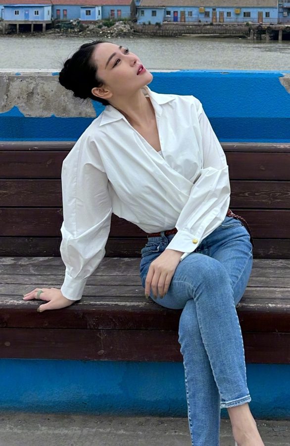 张馨予穿紧身牛仔裤包裹美腿曲线享受海滨惬意时光(5/9)