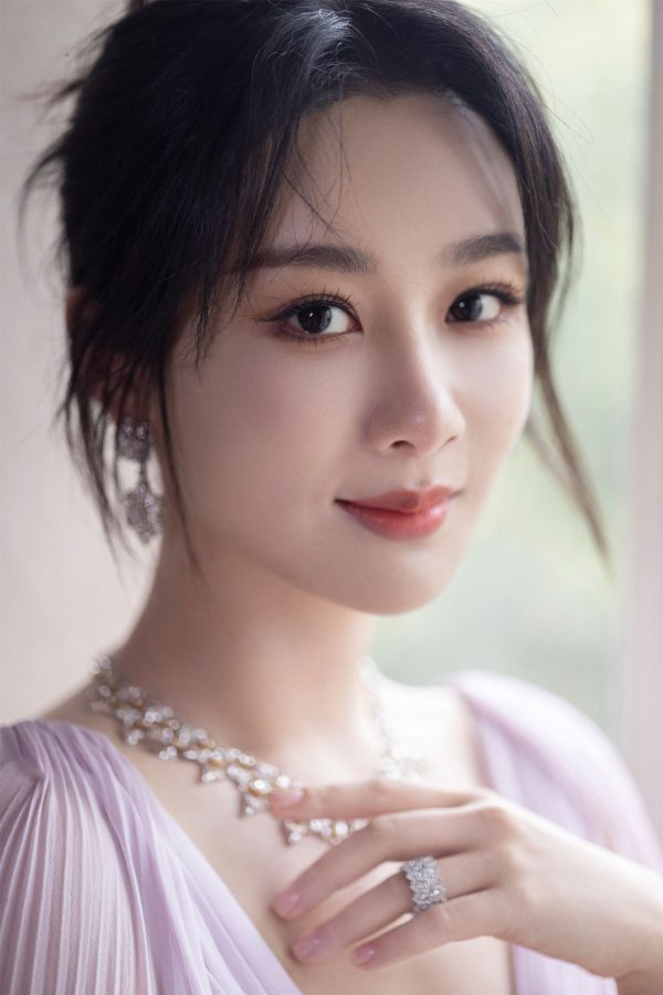 紫妹杨紫穿紫衣展示胸前洁白肌肤和事业线(8/11)