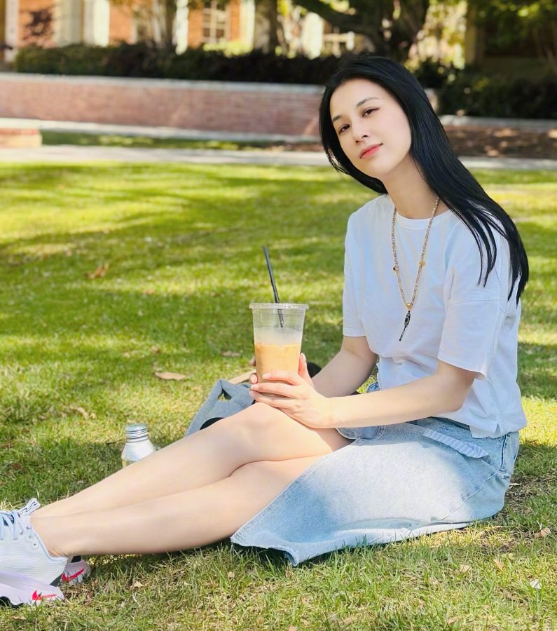 美姐黄圣依坐在阳光下的草坪上晒玉腿(3/3)