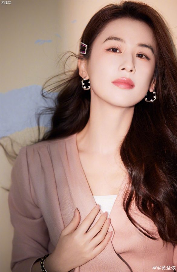 黄圣依穿粉色套装踩白色高跟鞋美脸盯屏让人受不了(6/10)