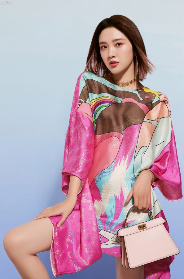Fendi品牌形象大使唐艺昕穿缤纷色彩短裙秀玉腿美足（第3张/共6张）