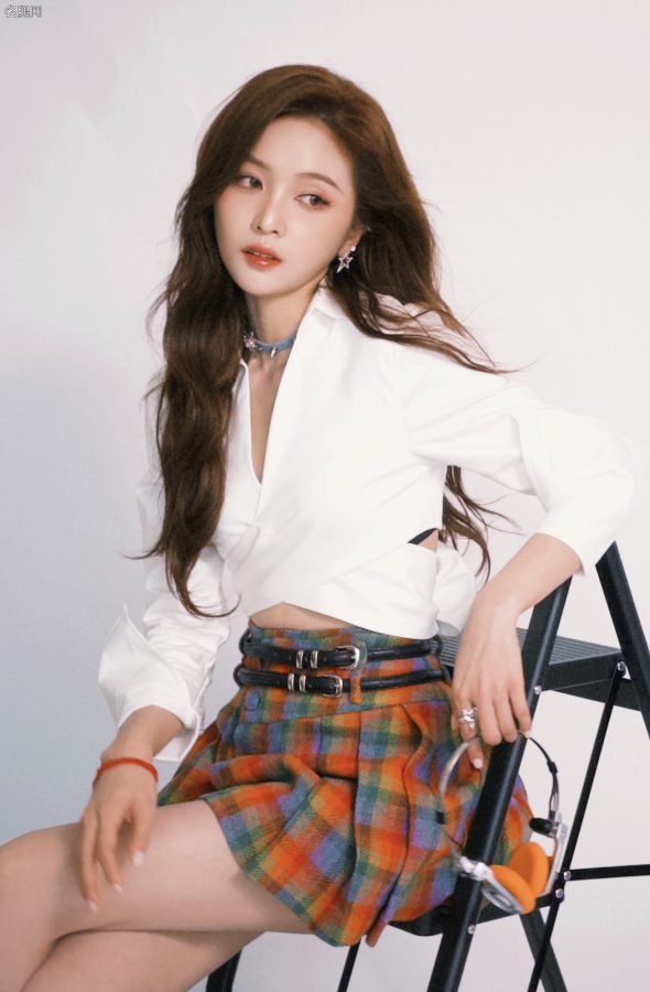 甜辣美少女吴宣仪穿棋盘格子裙展现新次元长腿(19/20)