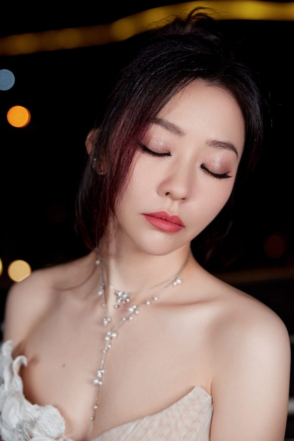 张靓颖穿低胸白玫瑰礼服绽放动人之姿(8/12)