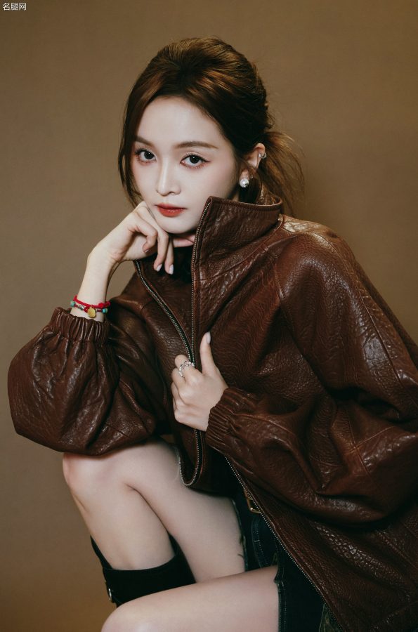 吴宣仪顶级白皙细腿穿长皮靴夺人目光(7/12)