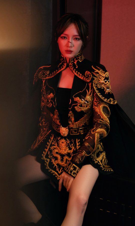 东方魅影！孟佳穿龙纹战袍展现女王级氛围压迫(4/8)