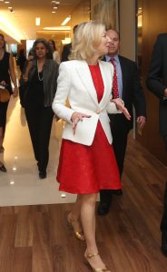 宾大校长Amy Gutmann肉丝袜凉高跟和宾大教授的黑丝袜