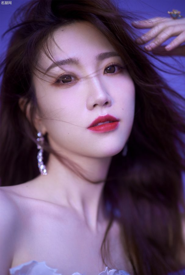 清甜的女主播张纯烨美腿玉足踩凉高跟展现娇媚身材(5/6)