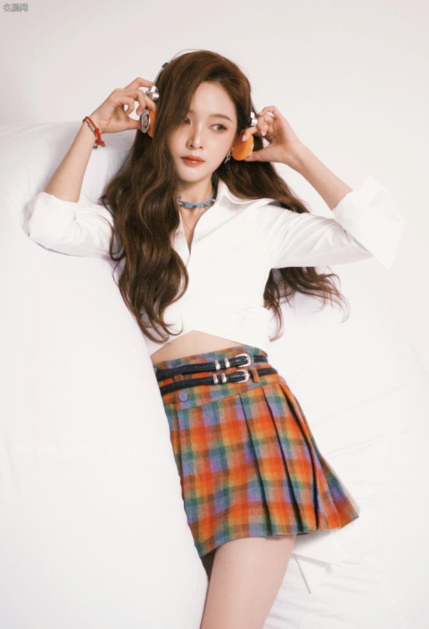 甜辣美少女吴宣仪穿棋盘格子裙展现新次元长腿(17/20)