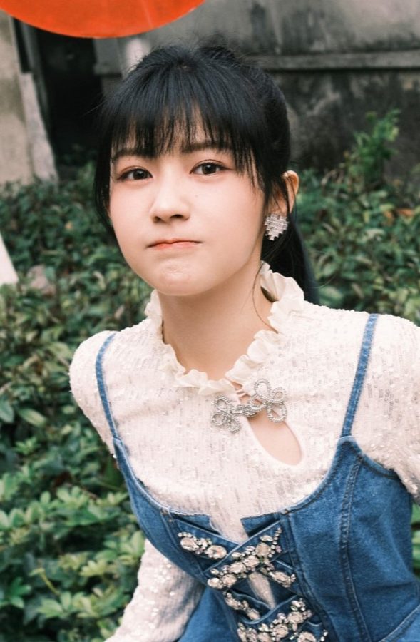 赖美云束腰牛仔裙下白滑的少女腿(4/7)