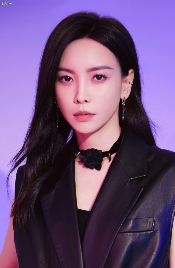 创作型美女歌手于文文皮裙长腿美照(4/4)