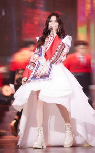 热辣甜妹孟佳白裙长腿魅力出击