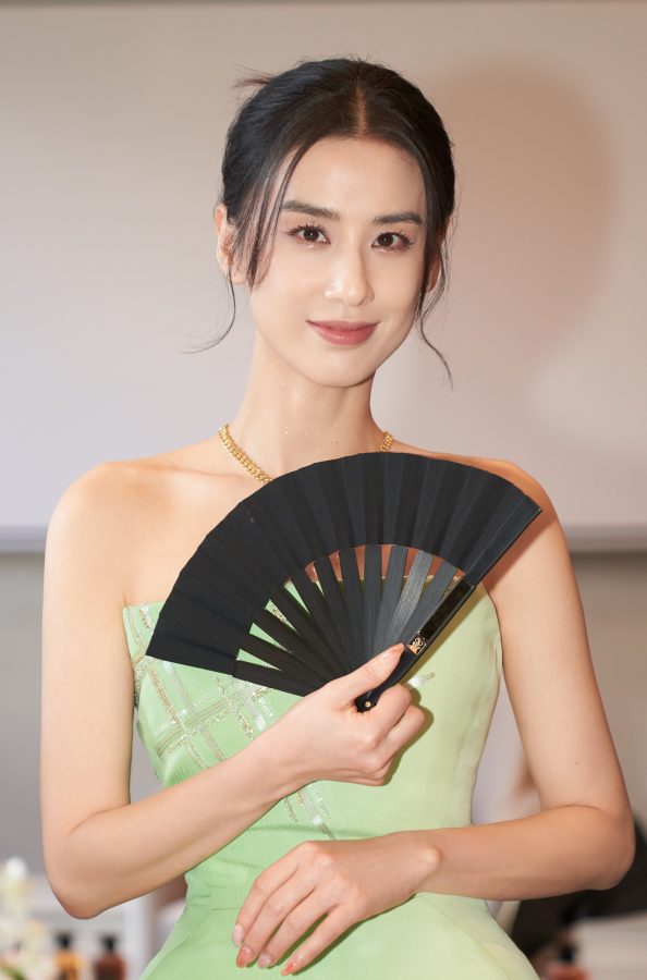 黄圣依穿清新绿裙美足踩细高跟展现东方女星优雅魅力(3/4)