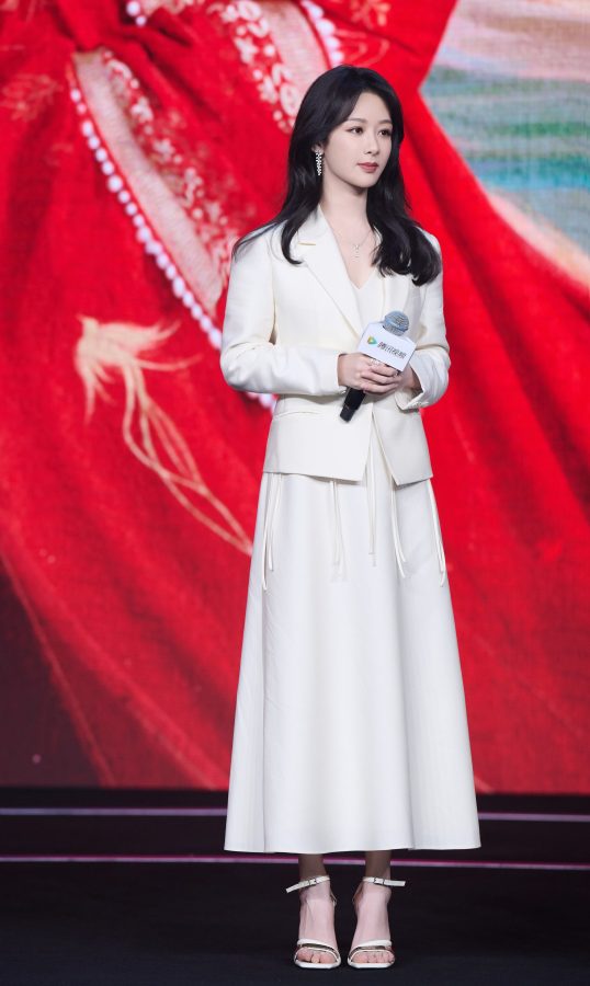 杨紫今日优雅西装配长裙玉足踩一字带高跟凉鞋出席腾讯视频活动(2/3)