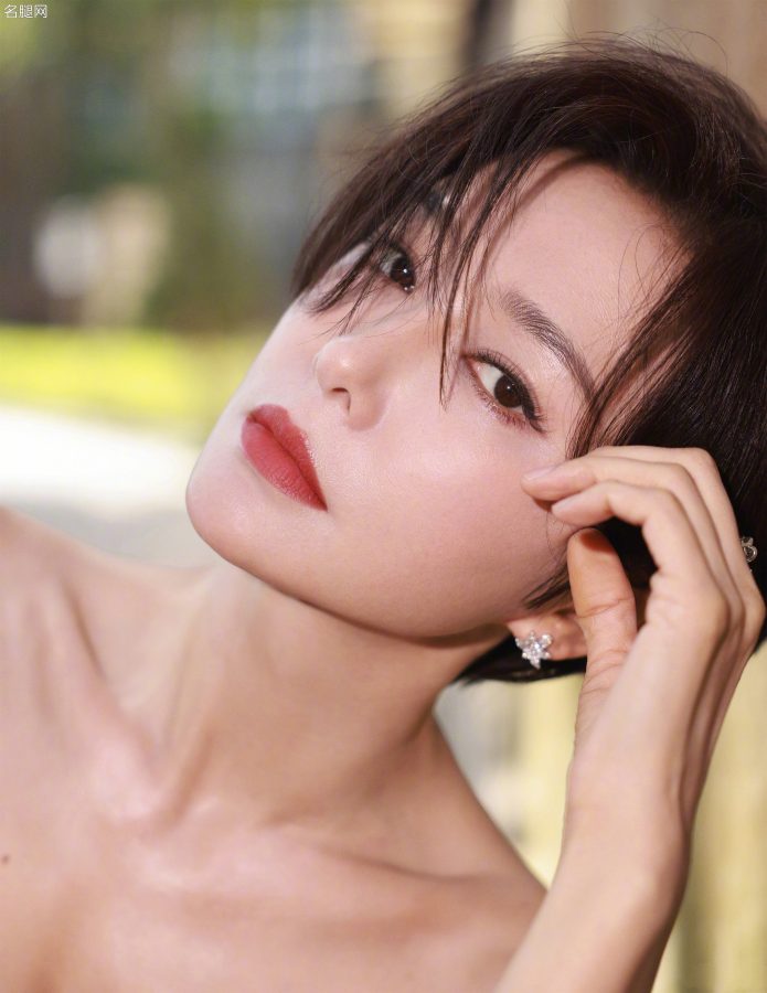 短发气质美姐秦岚穿开衩裙踩恨天高优雅从容参加爱奇艺尖叫之夜(7/25)