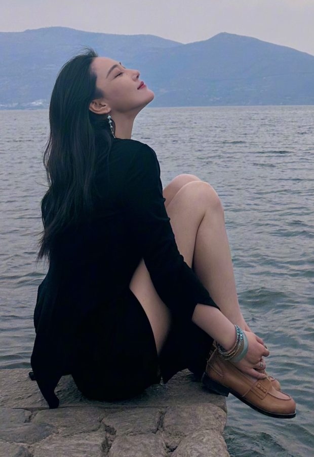 张馨予湖边秀美腿，这双绝世长腿谁能驾驭？(5/7)