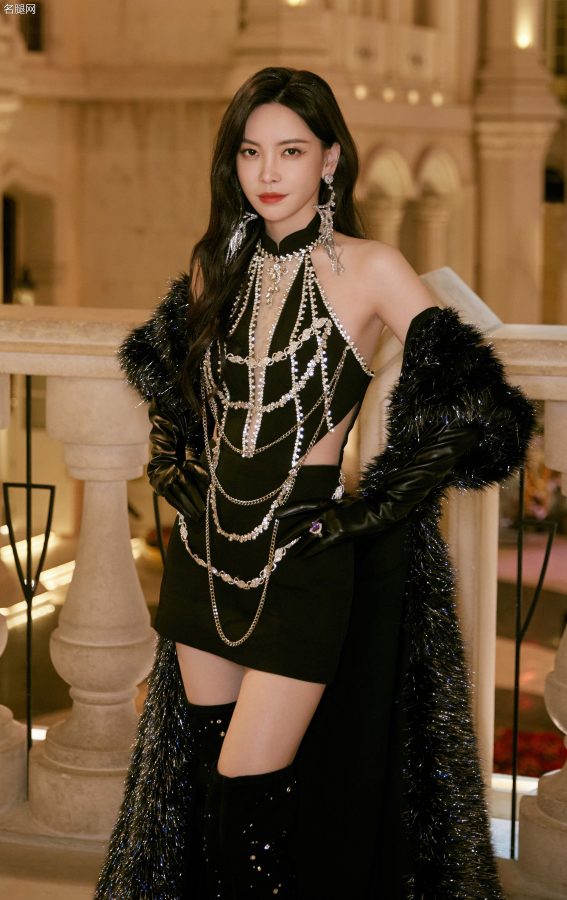 于文文化身魅蓝妖姬展现长靴美腿(7/8)