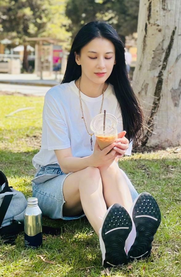 美姐黄圣依坐在阳光下的草坪上晒玉腿(2/3)