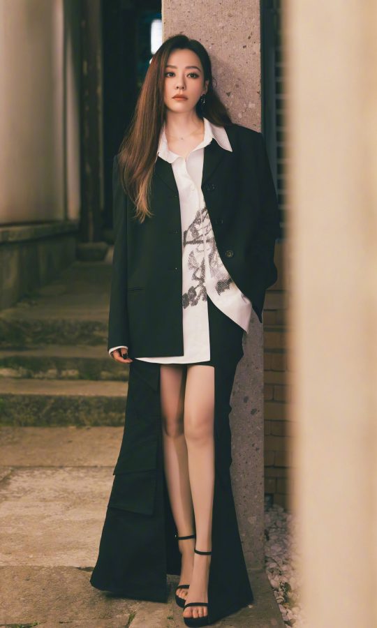 夜色长腿女神张靓颖12cm高跟凉鞋庭院写真(1/12)