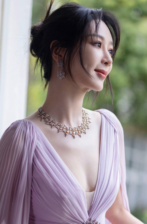 紫妹杨紫穿紫衣展示胸前洁白肌肤和事业线(4/11)