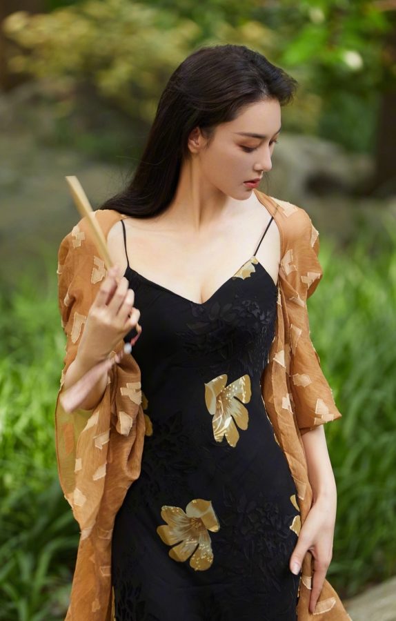 张馨予穿吊带低胸复古裙尽显东方韵味(7/8)