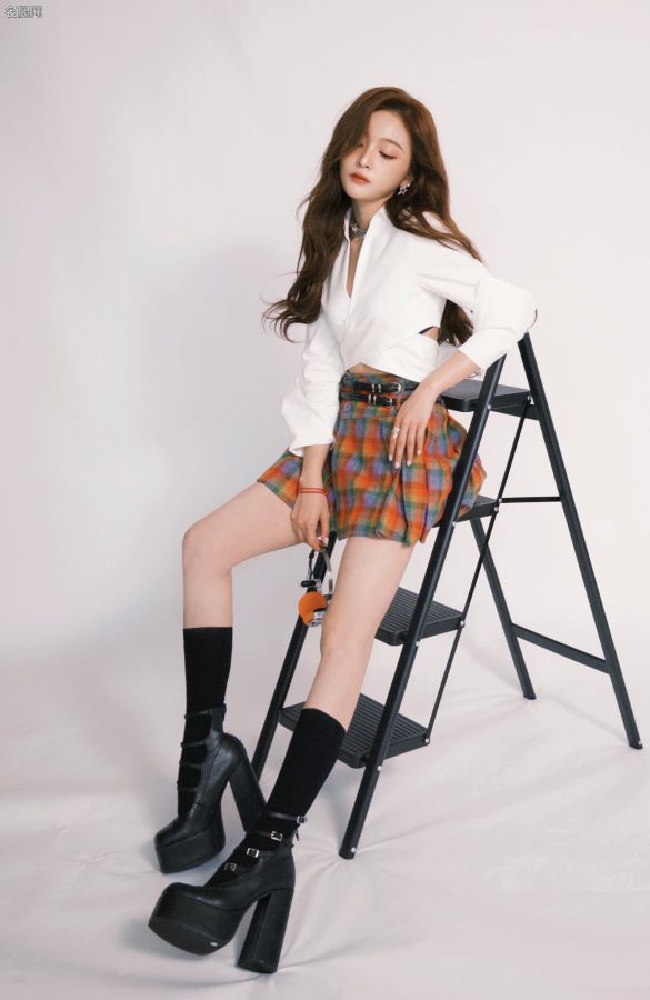 甜辣美少女吴宣仪穿棋盘格子裙展现新次元长腿(18/20)