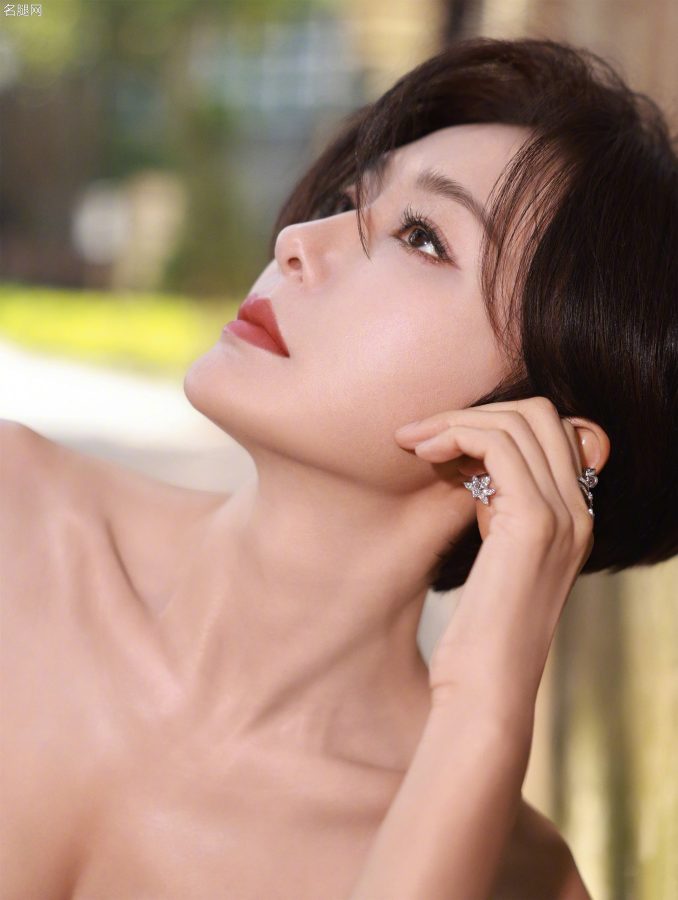 短发气质美姐秦岚穿开衩裙踩恨天高优雅从容参加爱奇艺尖叫之夜(8/25)