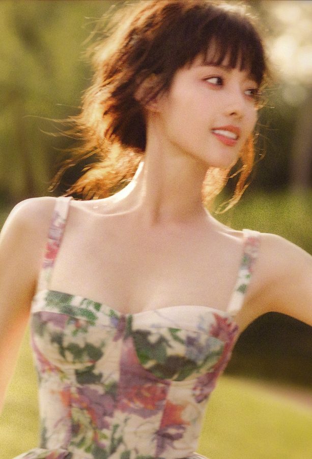 张嘉倪的夏日梦境时光，光脚丫坐在草地上车灯不小(3/5)