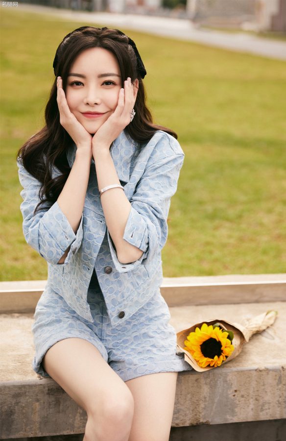清新的美女姐姐于文文的短裤白长腿(2/4)
