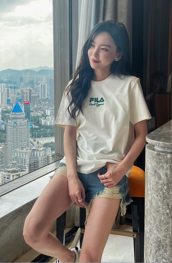 穿牛仔热裤秀美大腿的才女于文文(1/2)