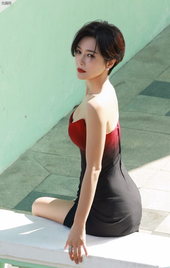短发气质美姐秦岚穿开衩裙踩恨天高优雅从容参加爱奇艺尖叫之夜(16/25)