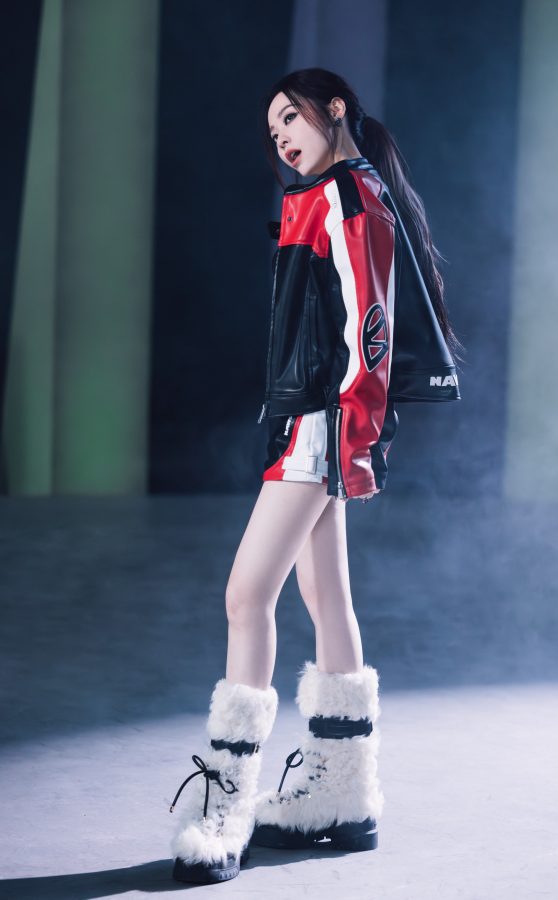张靓颖红黑机甲风碰撞少女感，运动内衣更显甜辣(9/9)