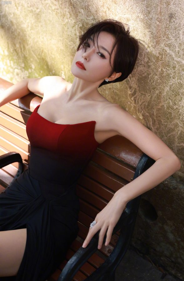 短发气质美姐秦岚穿开衩裙踩恨天高优雅从容参加爱奇艺尖叫之夜(9/25)