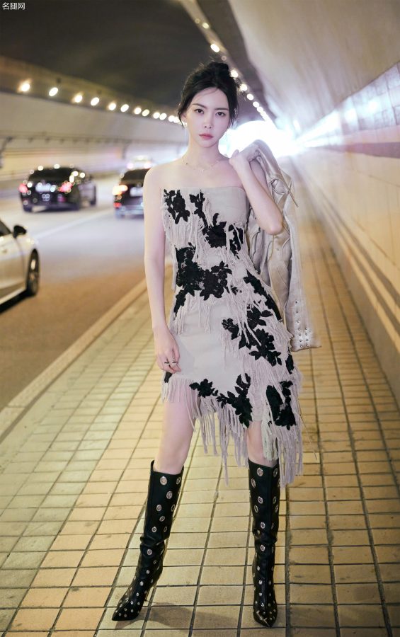 《时光音乐会》于文文美腿踩高跟长靴美脸盯屏（第4张/共9张）