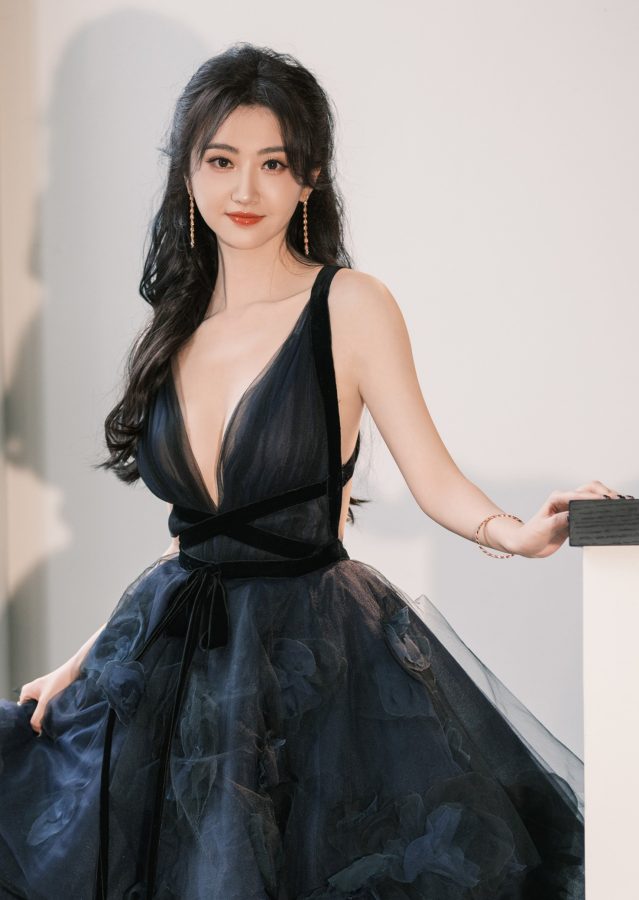 景甜透视黑绸深V礼服裹挟妖娆曲线（第6张/共6张）