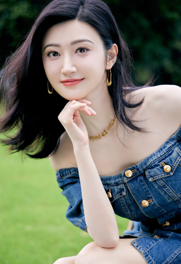 女星景甜身着露肩牛仔短裙配皮靴展露冷白皮肌肤(6/7)