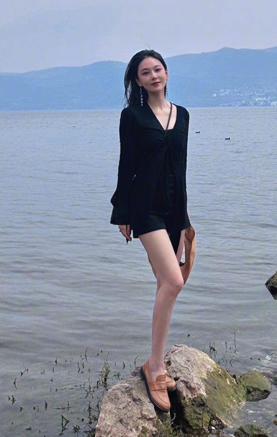 张馨予湖边秀美腿，这双绝世长腿谁能驾驭？(1/7)