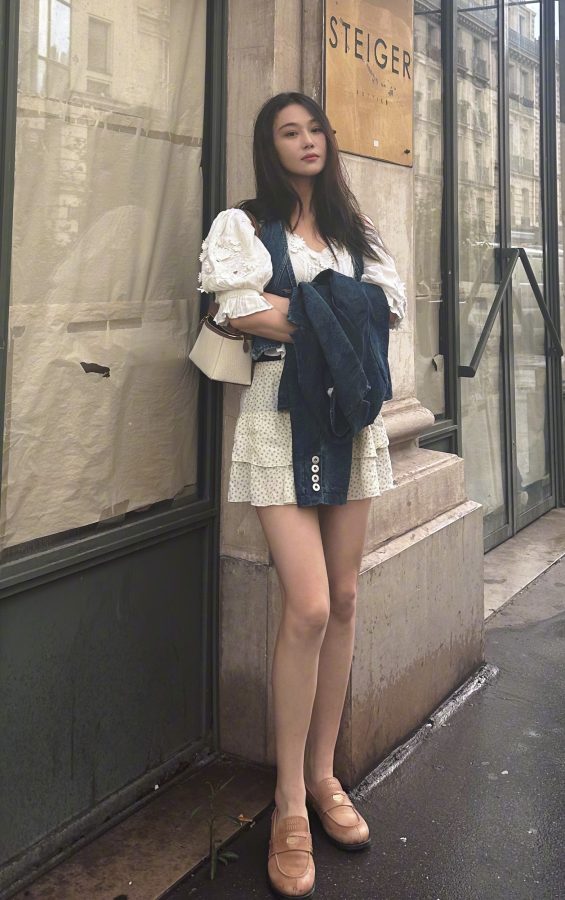 张馨予少女般的长腿解锁巴黎街头的时尚密码(1/4)