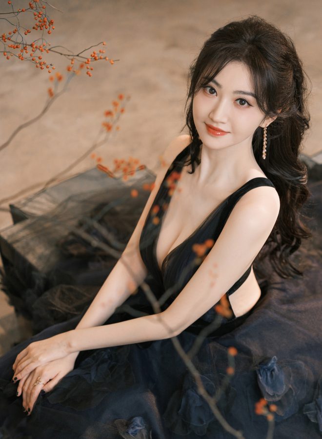 景甜透视黑绸深V礼服裹挟妖娆曲线（第1张/共6张）