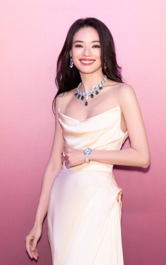 舒淇佩戴祖母绿项链身着低胸月光绸缎礼服大秀玉雕锁骨和事业线(1/9)