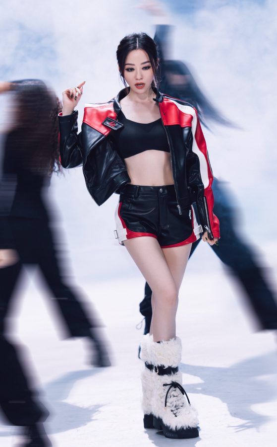 张靓颖红黑机甲风碰撞少女感，运动内衣更显甜辣(3/9)