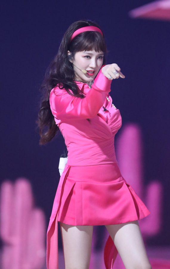 杨谨华、孟佳、蔡诗芸三双玉腿舞台合体(2/3)