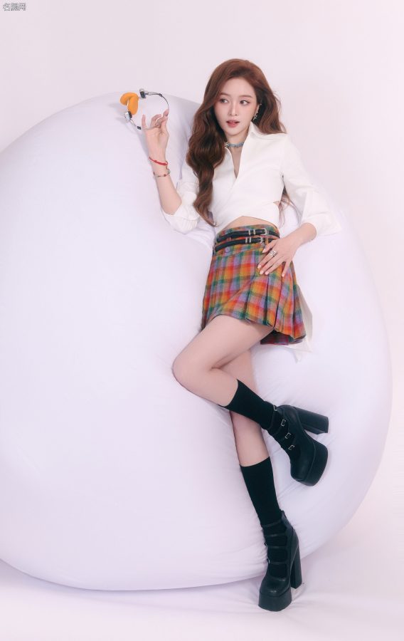 甜辣美少女吴宣仪穿棋盘格子裙展现新次元长腿(1/20)