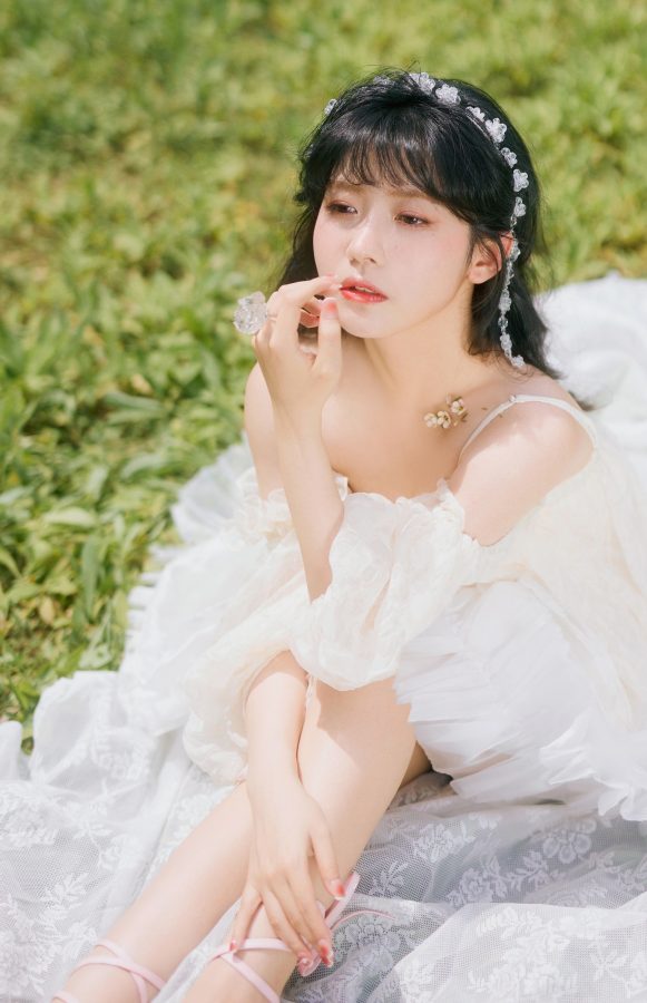 赖美云穿公主裙坐在草地上脚踩粉色高跟鞋肌肤如雪(3/4)