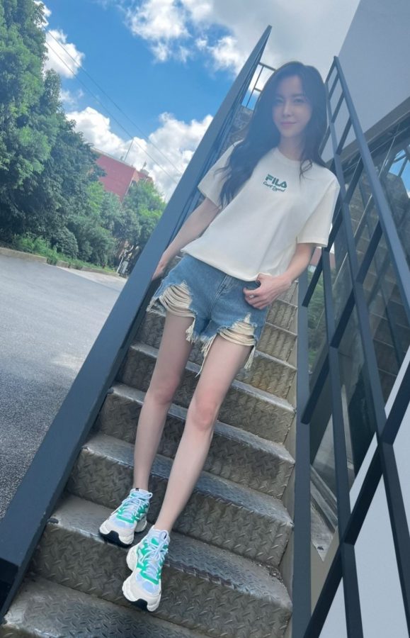 穿牛仔热裤秀美大腿的才女于文文(2/2)
