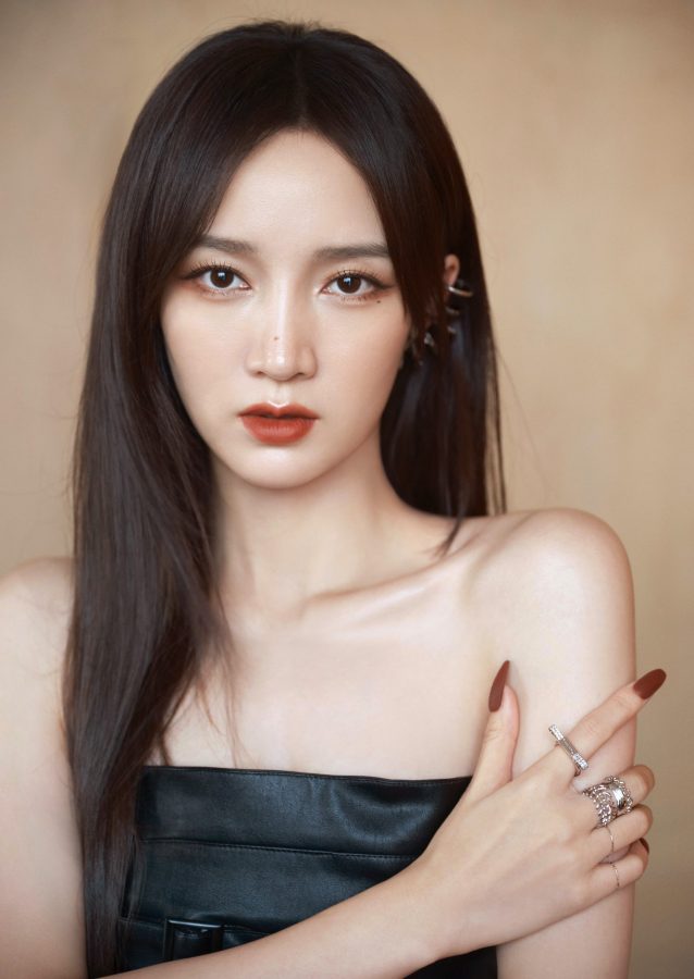 美女明星孟佳穿黑色超短连衣裙大长腿踩红高跟实力硬照(4/4)