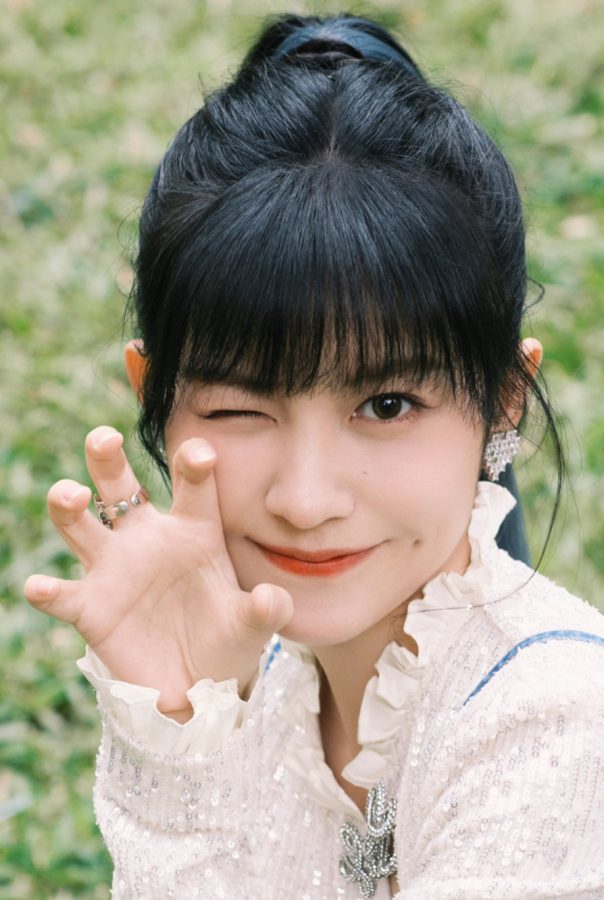 赖美云束腰牛仔裙下白滑的少女腿(5/7)