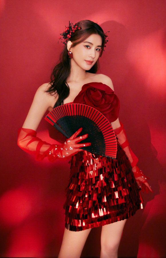 黄圣依穿亮片红色超短裙长腿美足登台热辣亮眼(3/11)